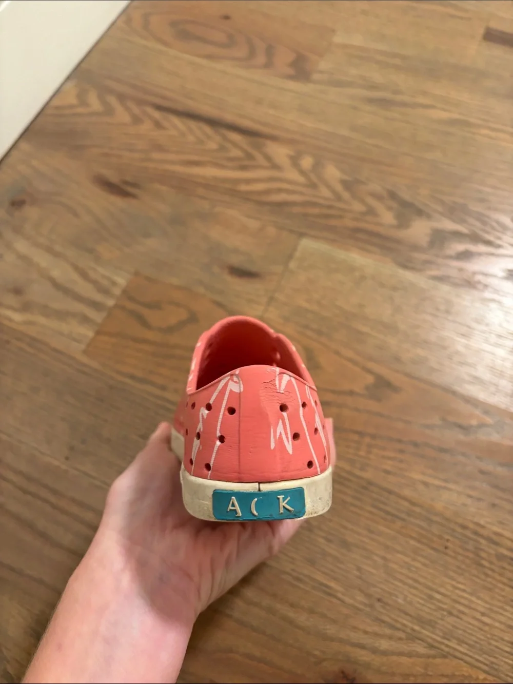 Native Kids Shoes in Coral with White Whale Print girls size 10 play condition